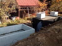 Filtr z betonu určený pro dočištění odpadní vody z předřazeného vícekomorového septiku.