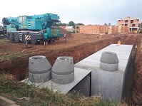 Betonová retenční nádrž o celkovém objemu 258 m3 pro retenci dešťových vod z rezidenční čtvrti ve Vysokém Újezdu u Berouna.